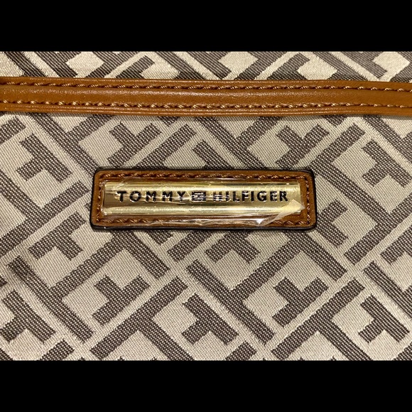 Tommy Hilfiger Wristlet *BRAND NEW* with tags. - Picture 3 of 3